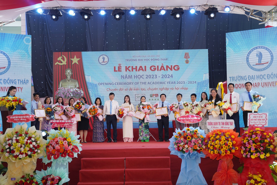 Chủ tịch UBND tỉnh Đồng Tháp khen tặng các tập thể, cá nhân Trường ĐH Đồng Tháp. Chủ tịch UBND tỉnh Đồng Tháp khen tặng các tập thể, cá nhân Trường ĐH Đồng Tháp.