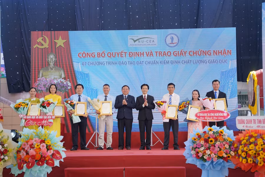 Trao Giấy chứng nhận đạt tiêu chuẩn chất lượng kiểm định cho 7 chương trình đào tạo của Trường ĐH Đồng Tháp.