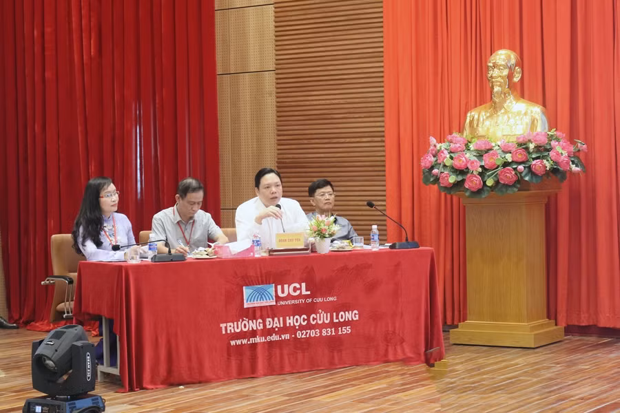 Đoàn Chủ tịch điều hành Hội thảo.