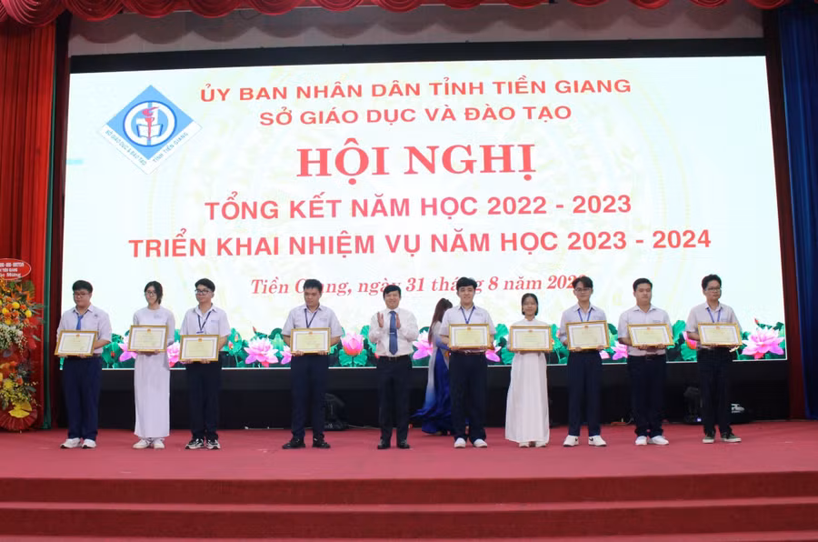 Ông Lê Quang Trí, Giám đốc Sở GD&ĐT khen thưởng các HS đạt thành tích trong kỳ thi HS giỏi.