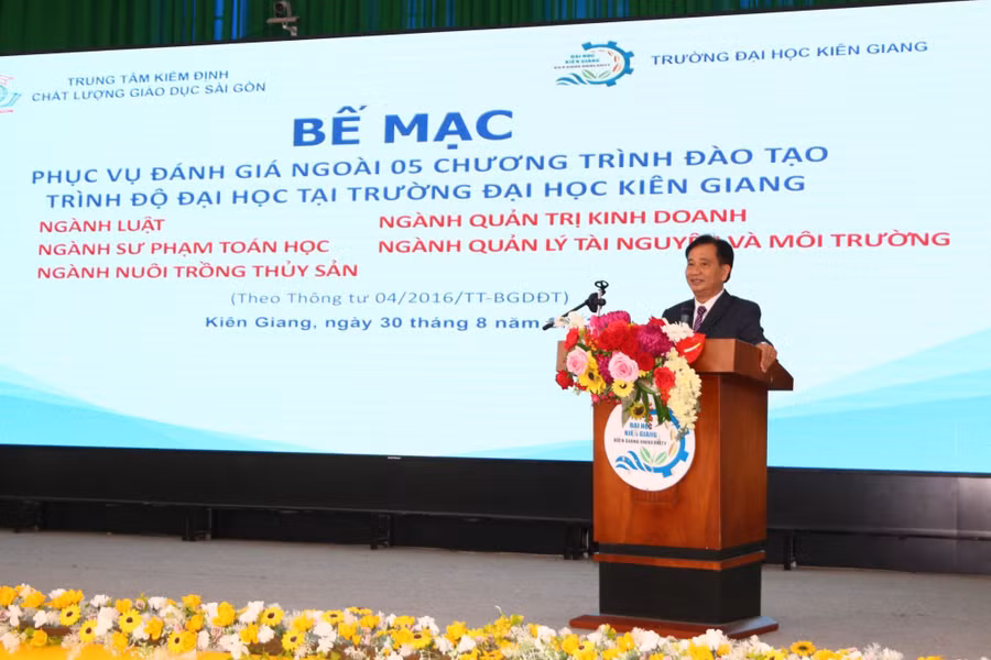 TS Nguyễn Tuấn Khanh - Bí thư Đảng ủy, Chủ tịch Hội đồng trường Trường ĐH Kiên Giang phát biểu tại buổi bế mạc.