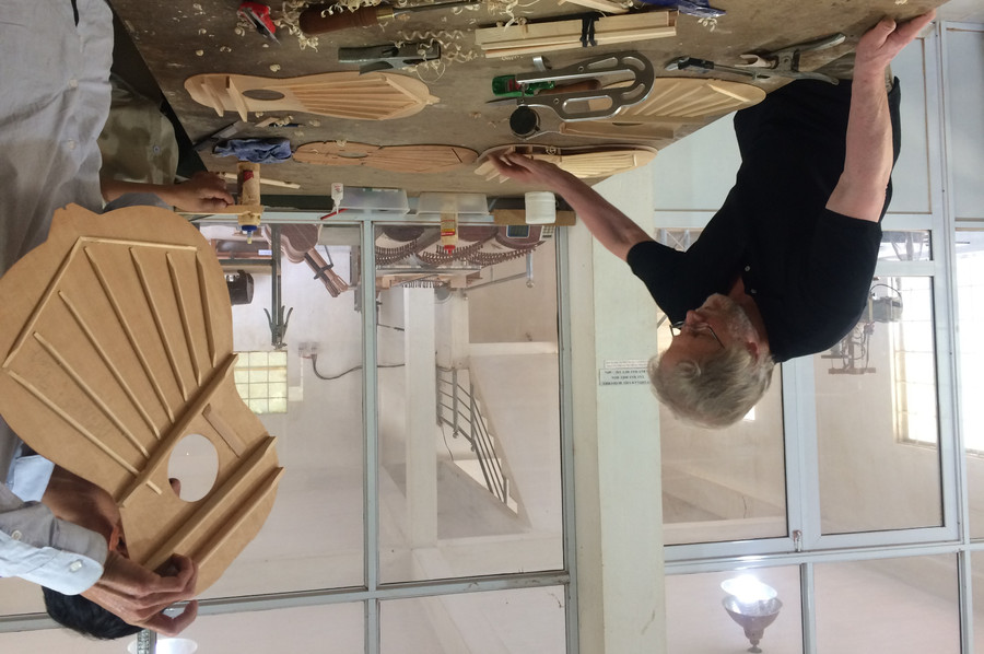 Nghệ nhân Anton Wiegers đang say mê với công việc làm đàn guitar