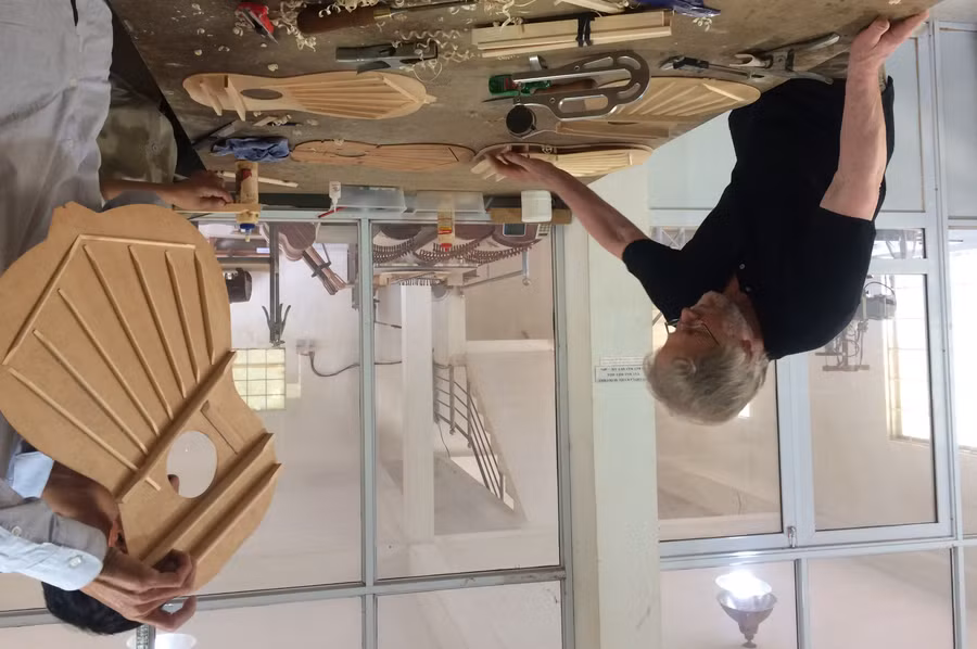 Nghệ nhân Anton Wiegers đang say mê với công việc làm đàn guitar Nghệ nhân Anton Wiegers đang say mê với công việc làm đàn guitar