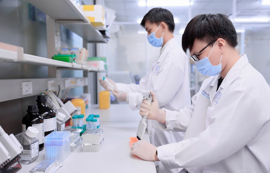 Tiến hành xét nghiệm tầm soát ung thư sớm tại phòng LAB của Gene Solutions.