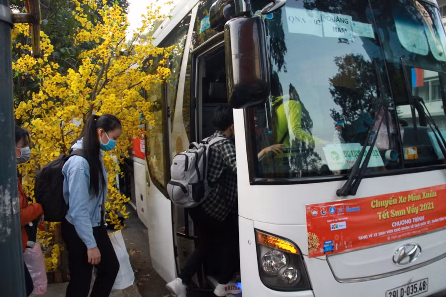 Những chuyến xe mùa xuân đầy yêu thương đưa sinh viên về quê đón Tết