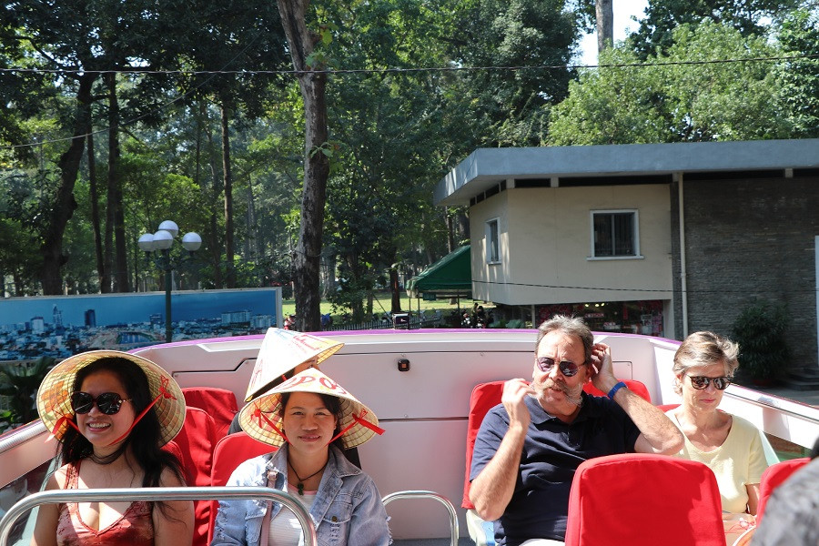 Những vị khách đầu tiên sử dụng buýt 2 tầng trong ngày đầu tiên đưa vào hoạt động