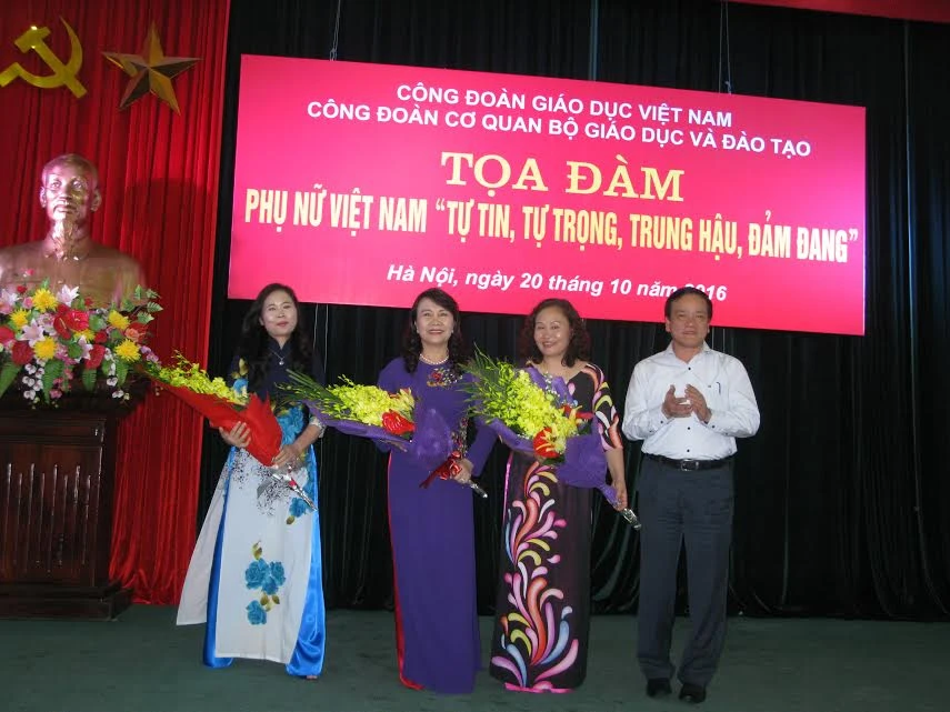 Ông Phạm Ngọc Phương - Chánh văn phòng, Chủ tịch công đoàn cơ quan Bộ GD&ĐT tặng hoa, chúc mừng Thứ trưởng Nguyễn Thị Nghĩa và các cán bộ nữ của ngành GD&ĐT