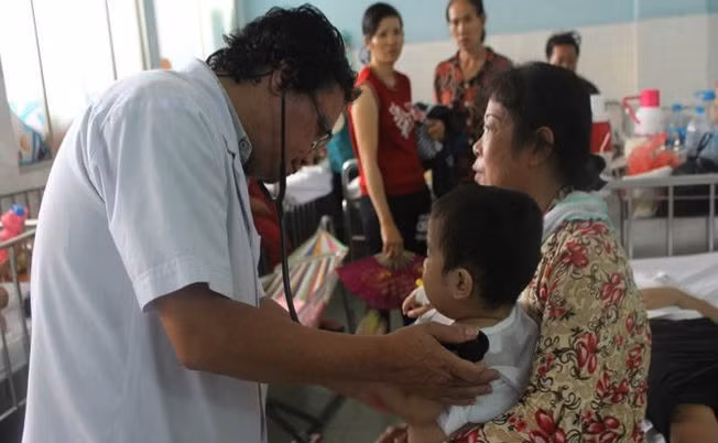 Bác sĩ thăm khám cho bệnh nhi