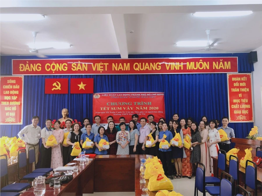 Công đoàn ngành GD TPHCM tặng quà cho giáo viên dịp Tết Canh Tý 2020. Ảnh minh hoạ 