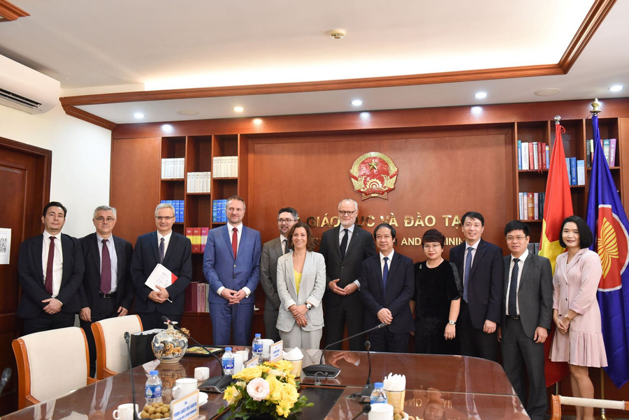 Bộ trưởng Nguyễn Kim Sơn, ngài Edouard Philippe cùng các thành viên trong đoàn chụp ảnh lưu niệm tại buổi gặp mặt. Bộ trưởng Nguyễn Kim Sơn, ngài Edouard Philippe cùng các thành viên trong đoàn chụp ảnh lưu niệm tại buổi gặp mặt.