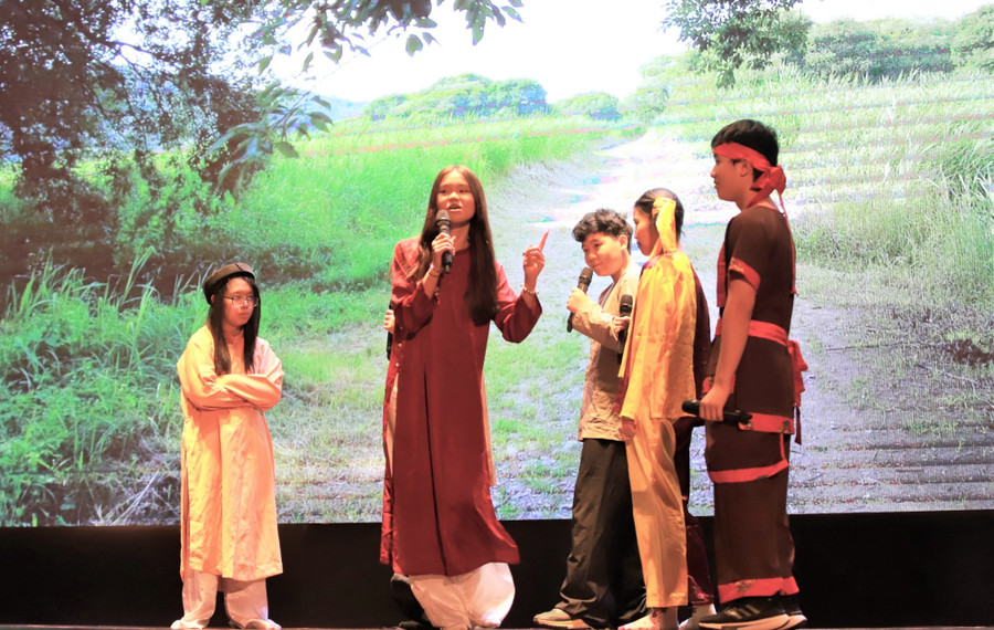 Học sinh Dewey biểu diễn vở kịch &quot;Mua vui cũng được một vài trống canh&quot;.