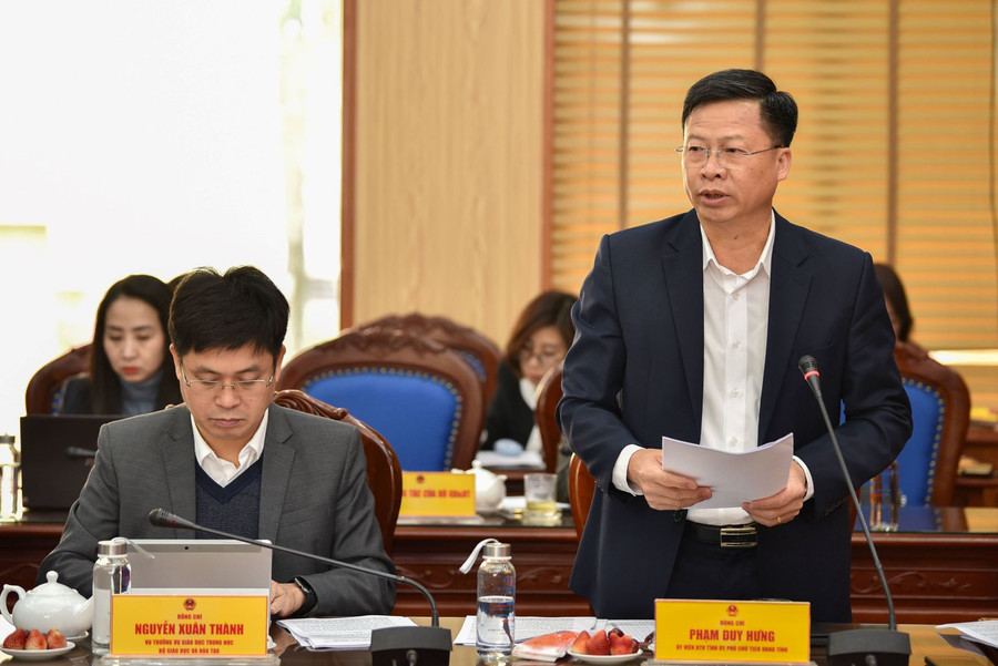 Ông Phạm Duy Hưng, Phó Chủ tịch UBND tỉnh Bắc Kạn báo cáo về việc thực hiện đổi mới chương trình, SGK giáo dục phổ thông trên địa bàn. Ông Phạm Duy Hưng, Phó Chủ tịch UBND tỉnh Bắc Kạn báo cáo về việc thực hiện đổi mới chương trình, SGK giáo dục phổ thông trên địa bàn.