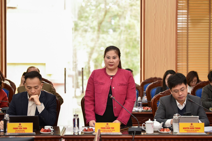 Bà Trịnh Hoài Thu, Phó Vụ trưởng Vụ Giáo dục Tiểu học (Bộ GD&ĐT) phát biểu tại buổi làm việc. Bà Trịnh Hoài Thu, Phó Vụ trưởng Vụ Giáo dục Tiểu học (Bộ GD&ĐT) phát biểu tại buổi làm việc.
