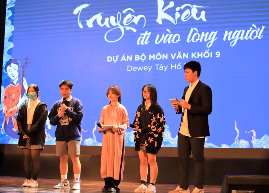 Nhóm học sinh trình bày về phim “Học sinh Việt Kiều tiếp nhận Truyện Kiều như thế nào”.