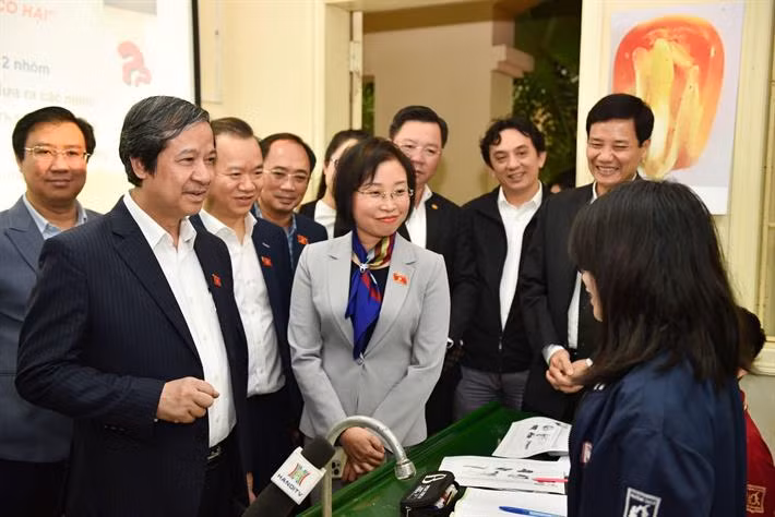 Đoàn giám sát thăm lớp học, trò chuyện với học sinh Trường THCS Bế Văn Đàn. Đoàn giám sát thăm lớp học, trò chuyện với học sinh Trường THCS Bế Văn Đàn.