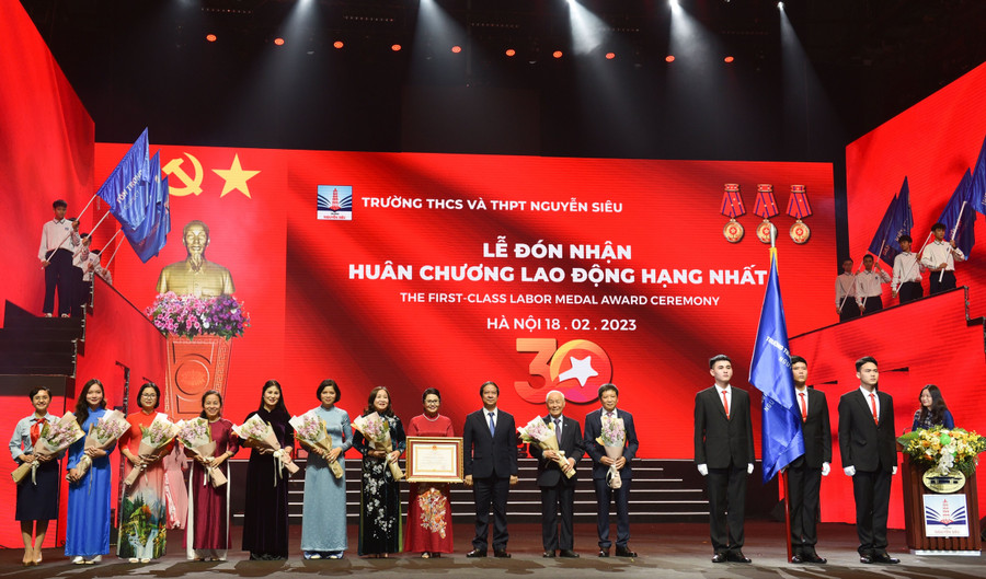 Bộ trưởng Bộ GD&ĐT Nguyễn Kim Sơn thừa ủy quyền Chủ tịch nước trao Huân chương Lao động hạng Nhất cho Trường THCS-THPT Nguyễn Siêu. Bộ trưởng Bộ GD&ĐT Nguyễn Kim Sơn thừa ủy quyền Chủ tịch nước trao Huân chương Lao động hạng Nhất cho Trường THCS-THPT Nguyễn Siêu.