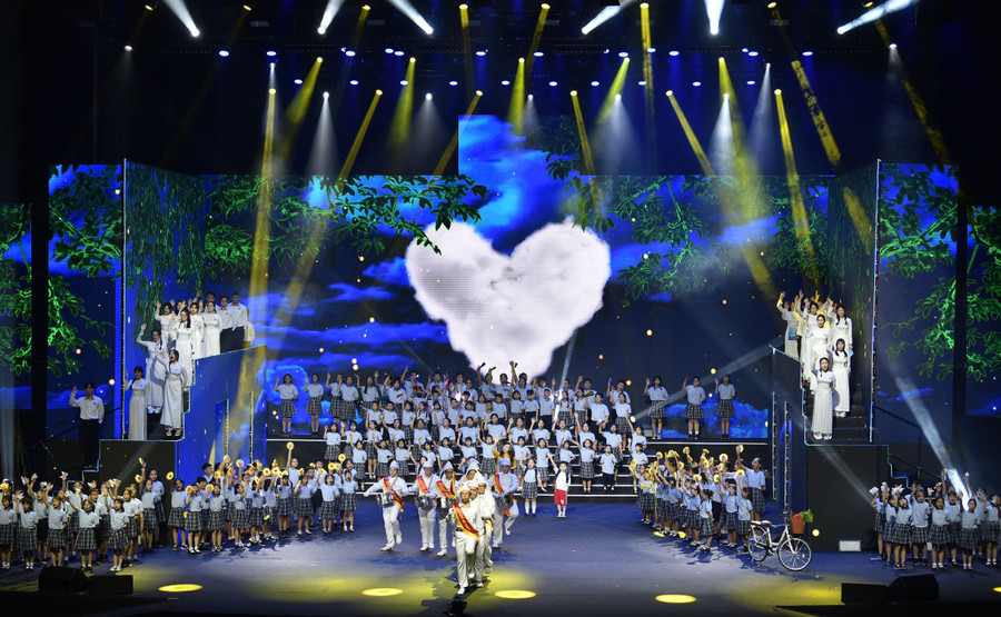 Tiết mục văn nghệ mừng của học sinh Trường Tiểu học-THCS-THPT Nguyễn Siêu. Tiết mục văn nghệ mừng của học sinh Trường Tiểu học-THCS-THPT Nguyễn Siêu.