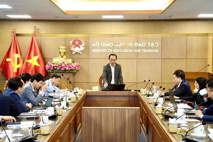 Thứ trưởng Hoàng Minh Sơn chủ trì phiên họp về quá trình xây dựng chuẩn chương trình đào tạo các trình độ của giáo dục đại học. Thứ trưởng Hoàng Minh Sơn chủ trì phiên họp về quá trình xây dựng chuẩn chương trình đào tạo các trình độ của giáo dục đại học.