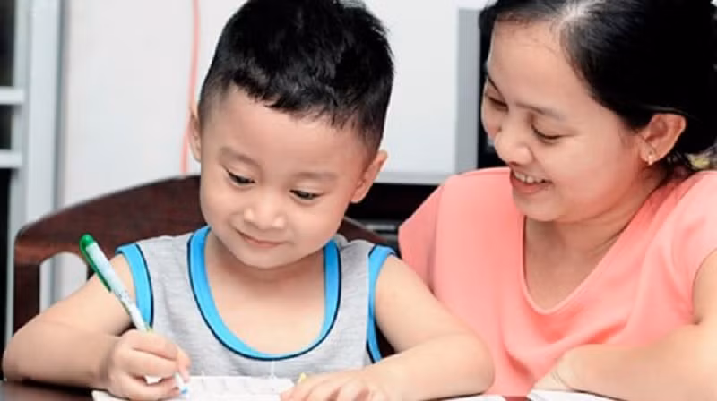 Phụ huynh nhẹ nhàng làm bạn – làm trò của trẻ trong quá trình học cùng trẻ. Ảnh minh họa: IT