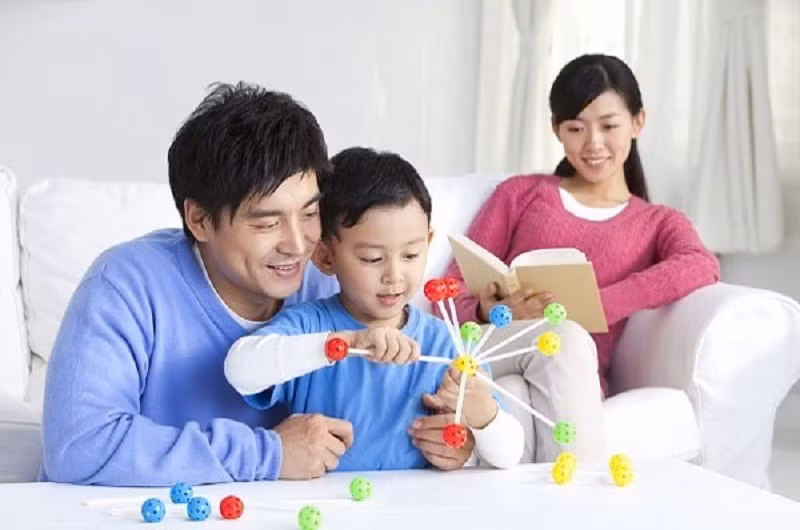 Phụ huynh cùng học - cùng chơi với trẻ. Ảnh minh họa: IT