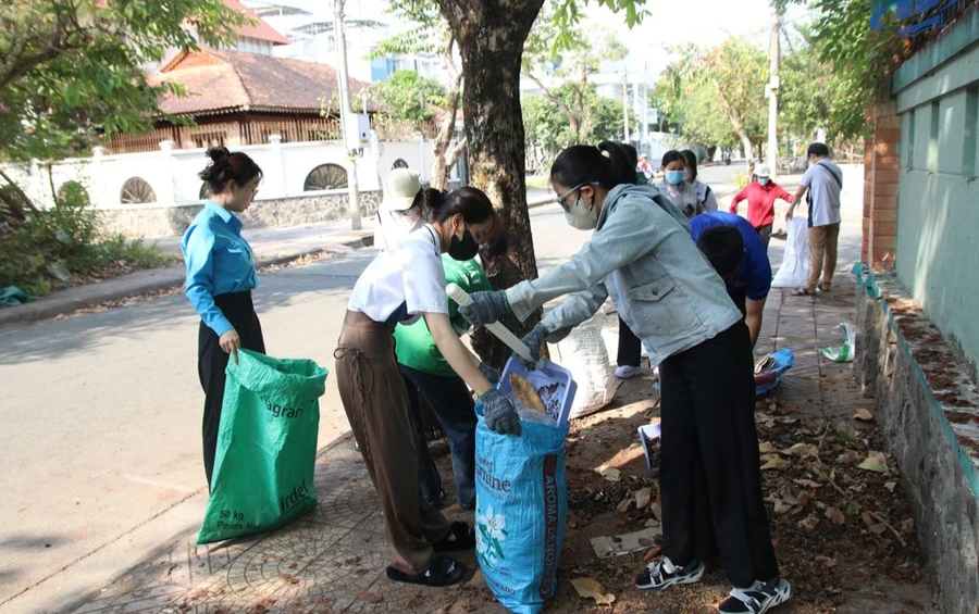 Đoàn viên, thanh niên dọn dẹp rác tại các tuyến đường trên địa bàn huyện Nhà Bè. Ảnh: ĐH Mở TPHCM