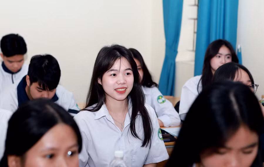 Học sinh lớp 12 tại Hà Nội trong giờ ôn tập Ngữ văn trên lớp. Ảnh: Đình Tuệ