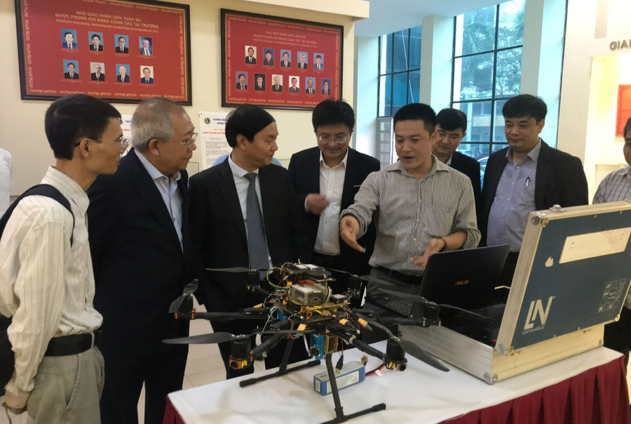 Giới thiệu sản phẩm nghiên cứu tại Trường ĐH Giao thông Vận tải. Ảnh: TG