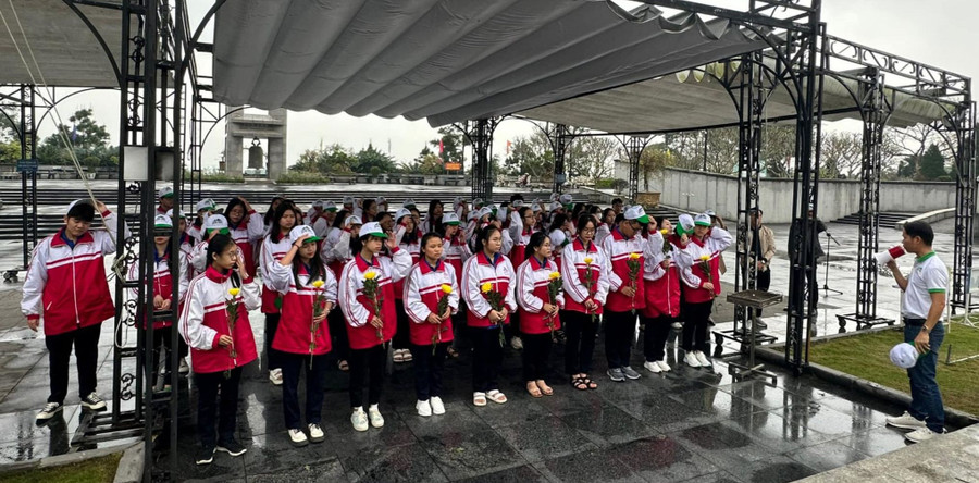 Học sinh trường THPT chuyên Lê Qúy Đôn tham quan, tri ân các liệt sĩ tại Nghĩa trang đường 9. Học sinh trường THPT chuyên Lê Qúy Đôn tham quan, tri ân các liệt sĩ tại Nghĩa trang đường 9.