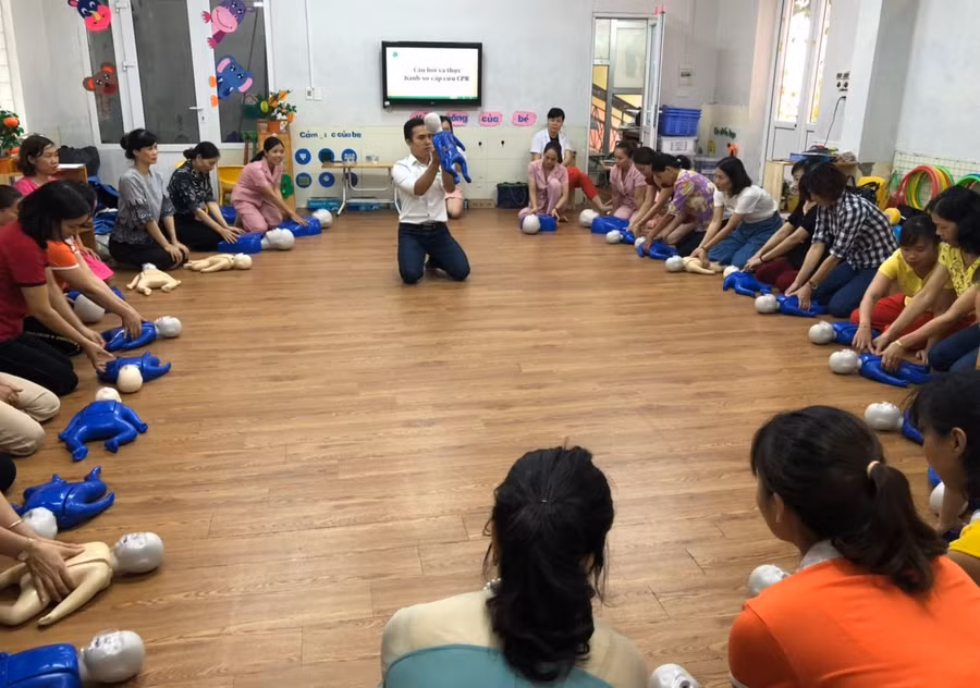Một buổi tập huấn về sơ cứu trẻ của giáo viên Trường Mầm non Trương Định (Hai Bà Trưng, Hà Nội). Ảnh: NTCC