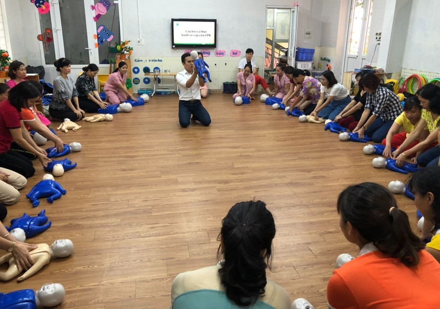 Một buổi tập huấn về sơ cứu trẻ của giáo viên Trường Mầm non Trương Định (Hai Bà Trưng, Hà Nội). Ảnh: NTCC Một buổi tập huấn về sơ cứu trẻ của giáo viên Trường Mầm non Trương Định (Hai Bà Trưng, Hà Nội). Ảnh: NTCC