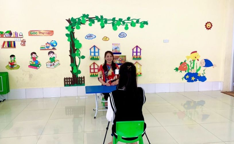 Giáo viên mầm non quay video hỗ trợ phụ huynh chăm sóc trẻ tại nhà trong giai đoạn dịch Covid-19.