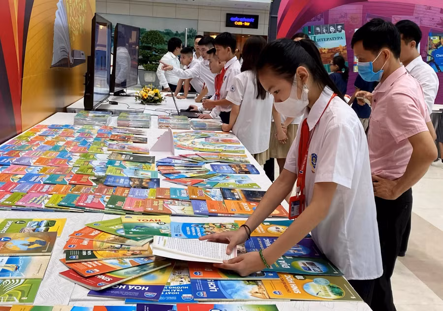 Học sinh Hà Nội tham quan gian trưng bày sách giáo khoa mới. Ảnh: INT