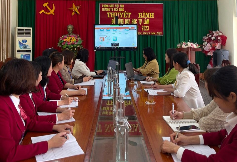 Giáo viên Trường Tiểu học Bích Động (huyện Việt Yên, Bắc Giang) nghiên cứu, lựa chọn sách giáo khoa năm học 2023 - 2024.