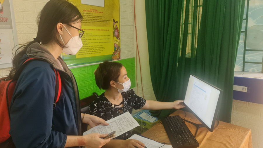 Tổ hỗ trợ của Trường THPT Nguyễn Trãi (Đà Nẵng) hướng dẫn học sinh đăng ký dự thi tốt nghiệp THPT trực tuyến. Tổ hỗ trợ của Trường THPT Nguyễn Trãi (Đà Nẵng) hướng dẫn học sinh đăng ký dự thi tốt nghiệp THPT trực tuyến.