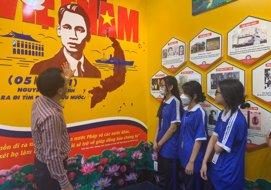 Giáo viên Trường THPT Tây Thạnh giới thiệu cho học sinh về cuộc đời, sự nghiệp của Chủ tịch Hồ Chí Minh.