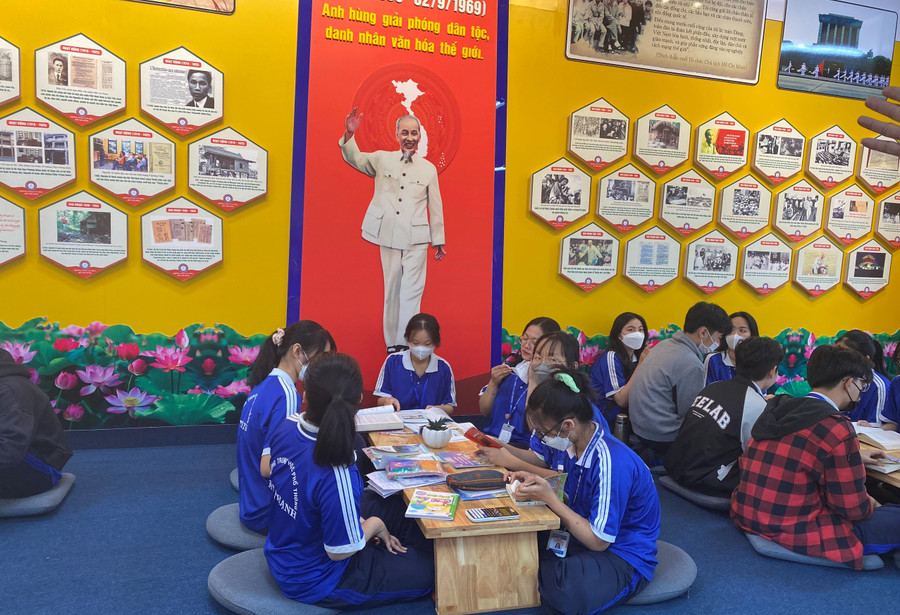 Học sinh Trường THPT Tây Thạnh tìm hiểu, học tập tại Không gian văn hóa Hồ Chí Minh. Học sinh Trường THPT Tây Thạnh tìm hiểu, học tập tại Không gian văn hóa Hồ Chí Minh.