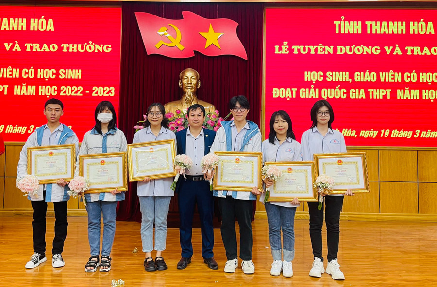 Nhà giáo Hoàng Ngọc Tuyên cùng học trò tại Lễ tuyên dương và trao thưởng cho học sinh, giáo viên có học sinh đoạt giải quốc gia, năm học 2022 - 2023 của tỉnh Thanh Hóa.