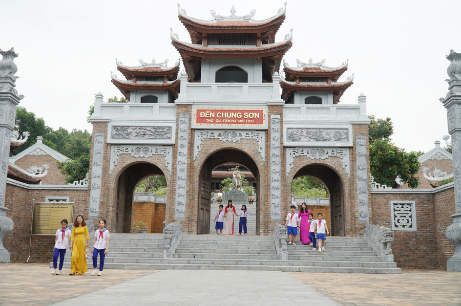 Cô trò Trường Tiểu học Làng Sen (Kim Liên, Nam Đàn) đến thăm đền Chung Sơn - thờ gia tiên Chủ tịch Hồ Chí Minh. Cô trò Trường Tiểu học Làng Sen (Kim Liên, Nam Đàn) đến thăm đền Chung Sơn - thờ gia tiên Chủ tịch Hồ Chí Minh.