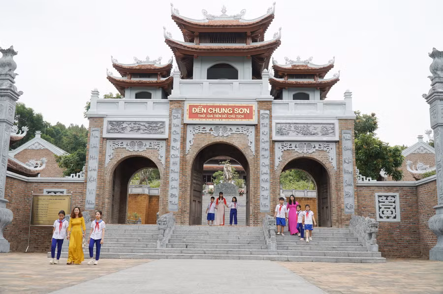 Cô trò Trường Tiểu học Làng Sen (Kim Liên, Nam Đàn) đến thăm đền Chung Sơn - thờ gia tiên Chủ tịch Hồ Chí Minh.