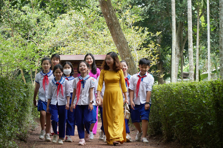 Học sinh Trường Tiểu học Làng Sen, Kim Liên, Nam Đàn háo hức mỗi lần được đến thăm quê nội Bác Hồ. Học sinh Trường Tiểu học Làng Sen, Kim Liên, Nam Đàn háo hức mỗi lần được đến thăm quê nội Bác Hồ.