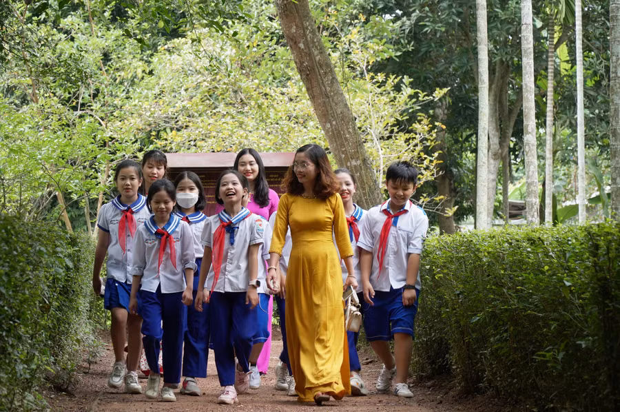 Học sinh Trường Tiểu học Làng Sen, Kim Liên, Nam Đàn háo hức mỗi lần được đến thăm quê nội Bác Hồ.