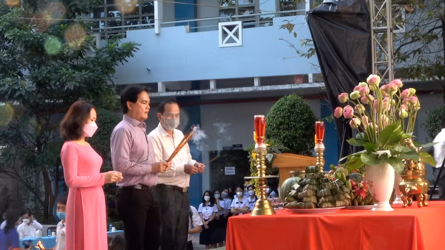 Trường THPT Nguyễn Du long trọng tổ chức chương trình dâng hương Giỗ Tổ Hùng Vương.