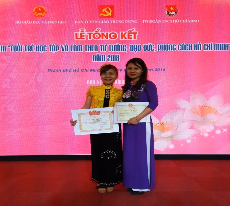 Cô Tuyền (bìa phải) tham dự vòng chung kết cuộc thi Tuổi trẻ học tập và làm theo tư tưởng đạo đức, phong cách Hồ Chí Minh do Bộ Giáo dục và đào tạo tổ chức năm 2018 tại Thành Phố Hồ Chí Minh.