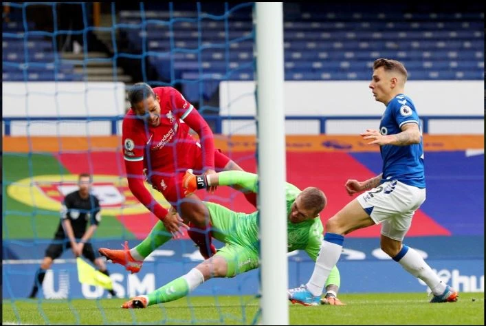 Virgil van Dijk dính chấn thương sau pha va chạm với thủ môn Jordan Pickford.