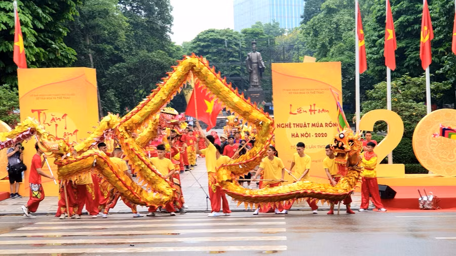 Liên hoan Múa rồng Hà Nội 2020 do Sở Văn hóa và Thể thao Hà Nội tổ chức với sự tham gia của 13 đơn vị tới từ các quận, huyện của Thủ đô.