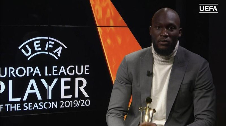 Chân sút Lukaku nhận giải thưởng Cầu thủ xuất sắc nhất Europa League mùa trước.