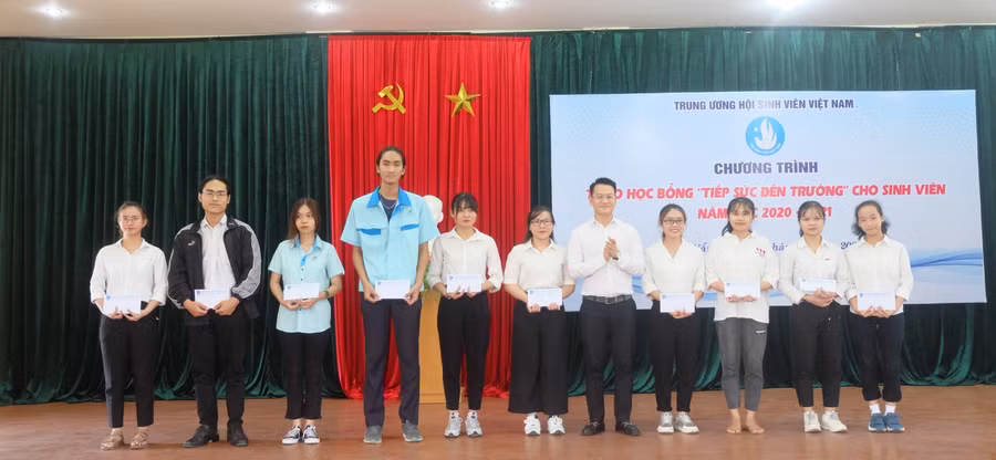 Anh Nguyễn Mạnh Dũng (thứ 5, từ phải sang) – Bí thư Thành đoàn Đà Nẵng trao học bổng cho các sinh viên.  