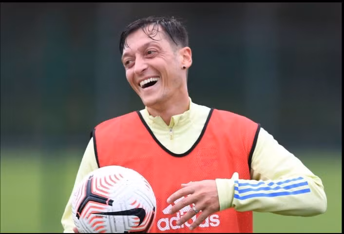 Mesut Ozil vừa được Arsenal trả số tiền 8 triệu bảng vì “lòng trung thành”.