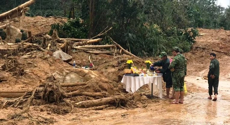 Đoàn cứu hộ, cứu nạn thắp nén nhang tại Trạm bảo vệ rừng 67.