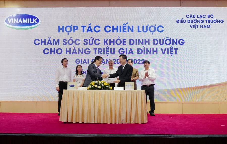 Ông Phan Minh Tiên (bên trái) và ông Hoàng Văn Thành đại diện ký kết hợp tác chiến lược giữa Vinamilk và CLB Điều dưỡng trưởng Việt Nam giai đoạn 2020-2022.